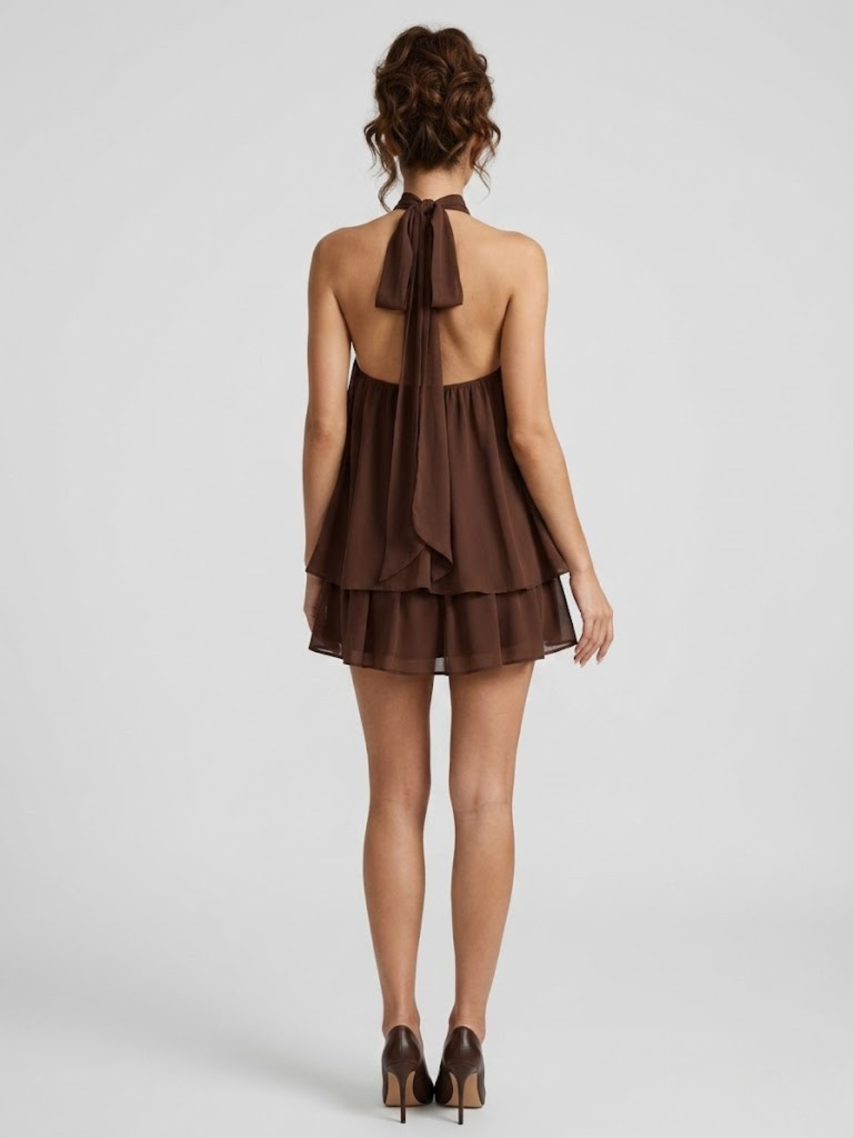 Robe courte, col montant halter, dos nu, volants étagés.