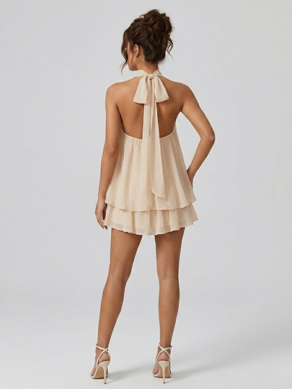 Robe courte, col montant halter, dos nu, volants étagés.