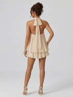 Robe courte, col montant halter, dos nu, volants étagés.