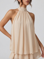 Robe courte, col montant halter, dos nu, volants étagés.