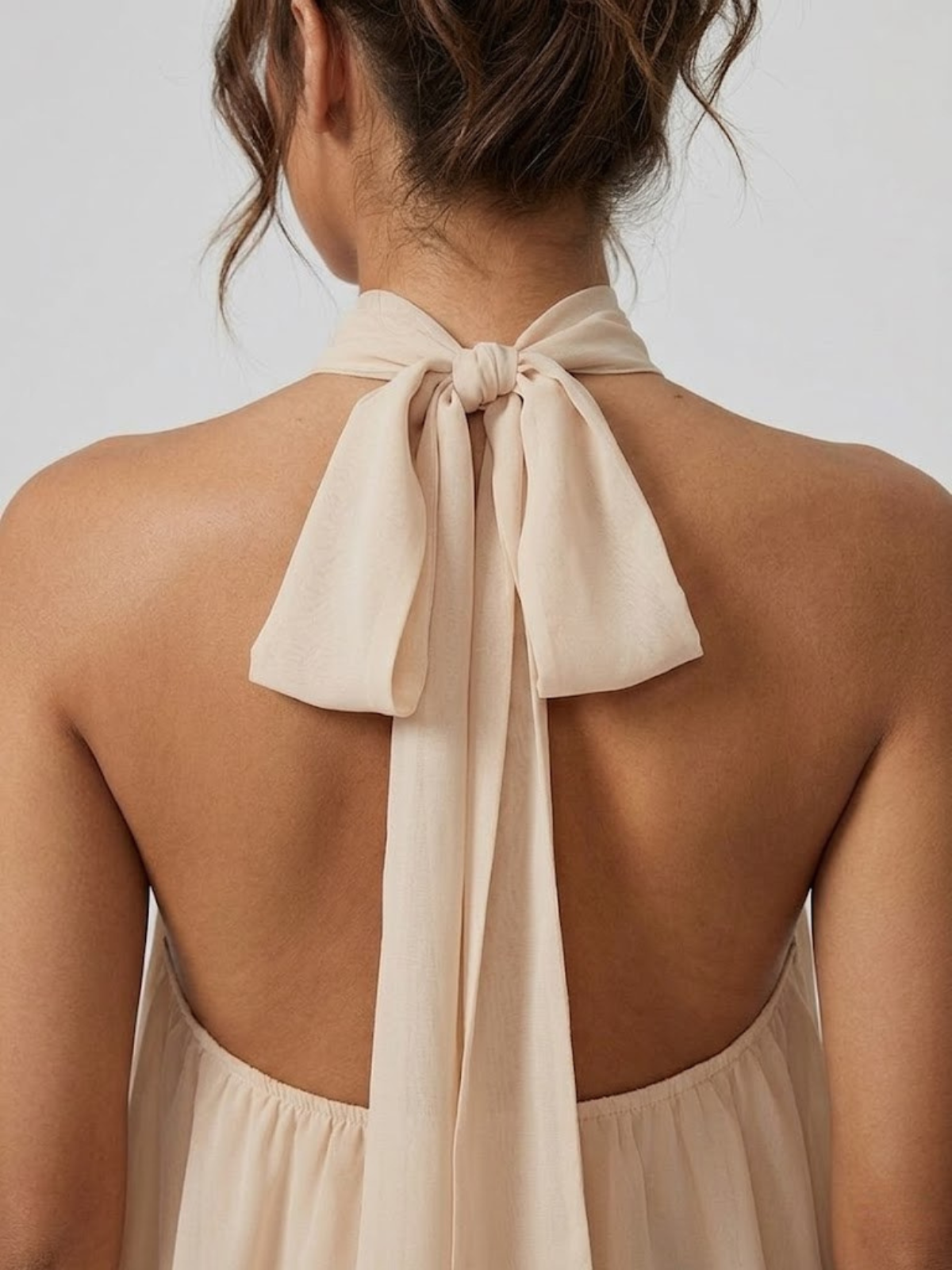 Robe courte femme à col montant halter, dos nu et volants étagés.
