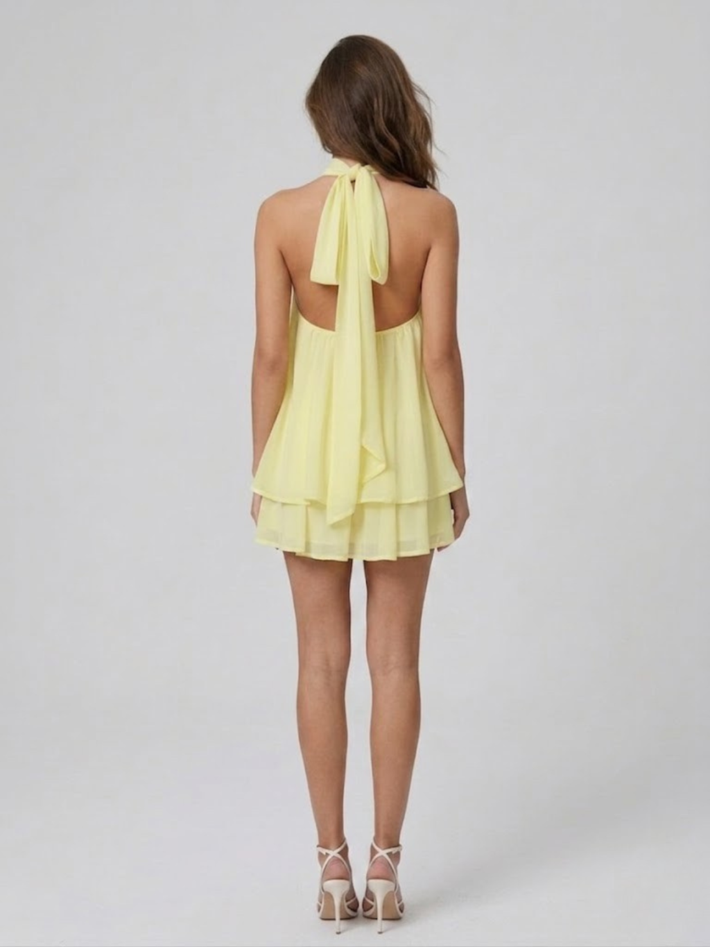 Robe courte, col montant halter, dos nu, volants étagés.