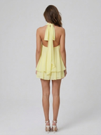 Robe courte, col montant halter, dos nu, volants étagés.