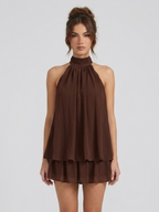 Robe courte, col halter montant, dos nu, volants étagés.