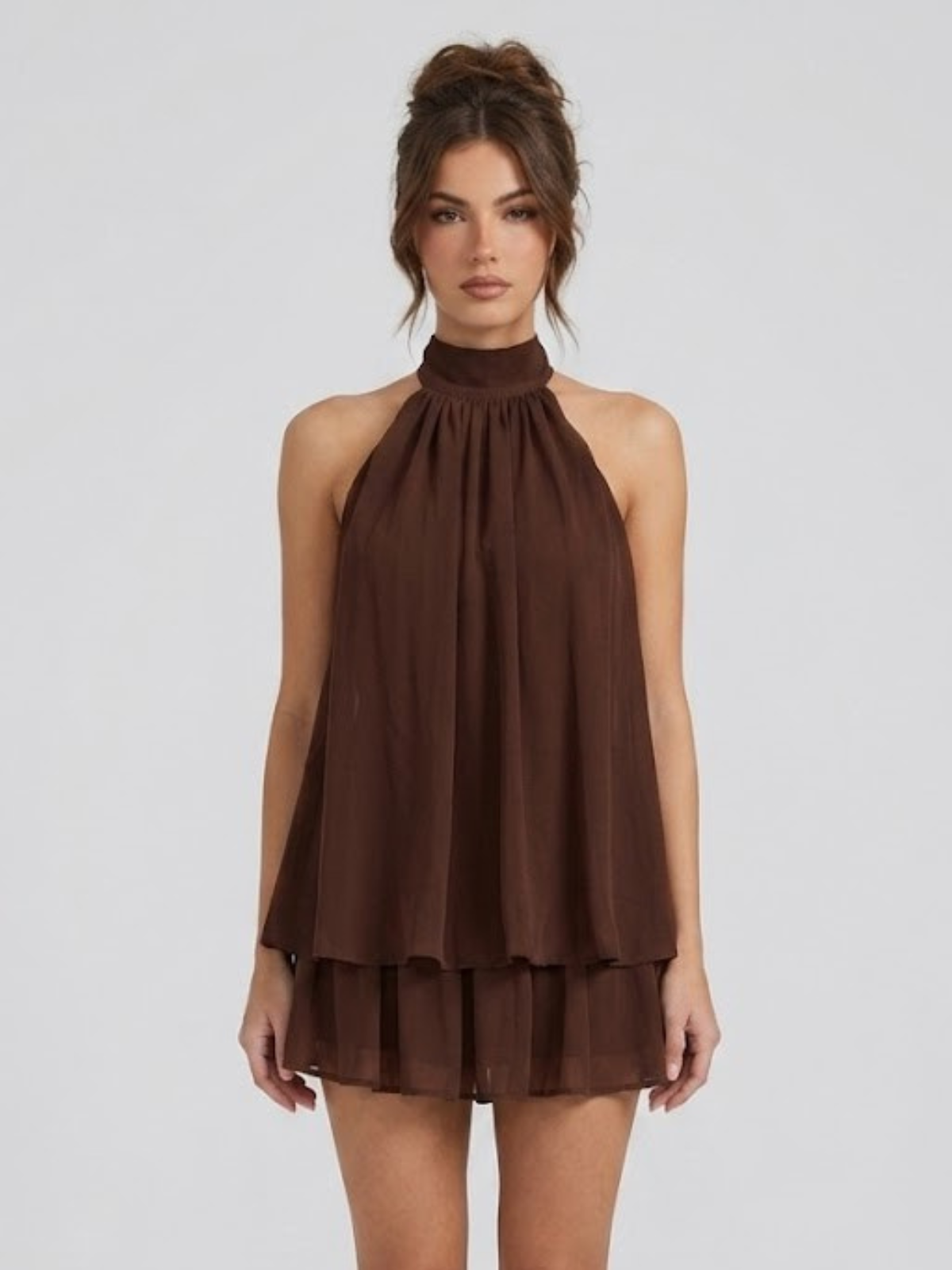 Robe courte, col halter montant, dos nu, volants étagés.
