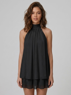 Robe courte, col montant halter, dos nu, volants étagés.