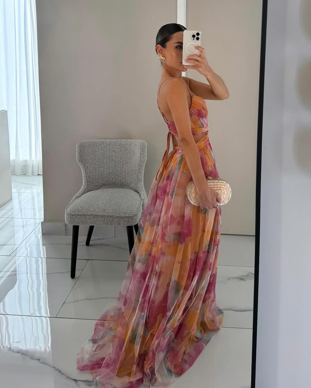 Robe longue fluide multicolore, fines bretelles et décolleté en V.