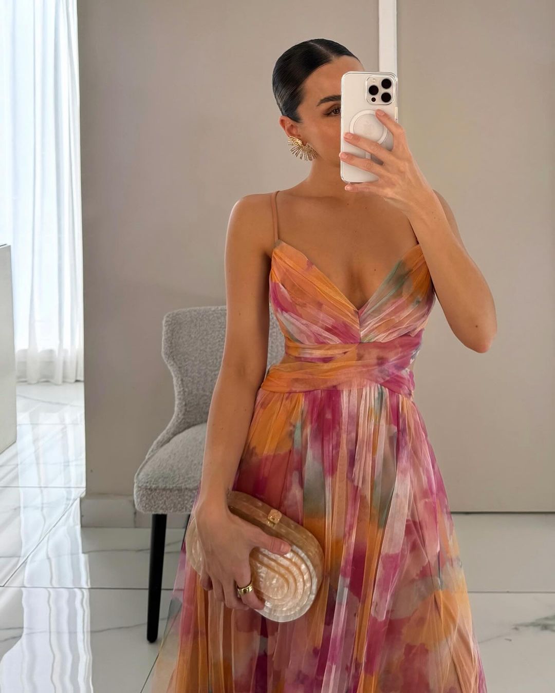 Robe longue multicolore, fines bretelles, décolleté en V. Tissu fluide.