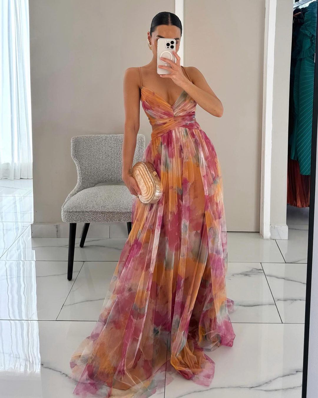 Robe longue fluide multicolore à fines bretelles et décolleté en V.