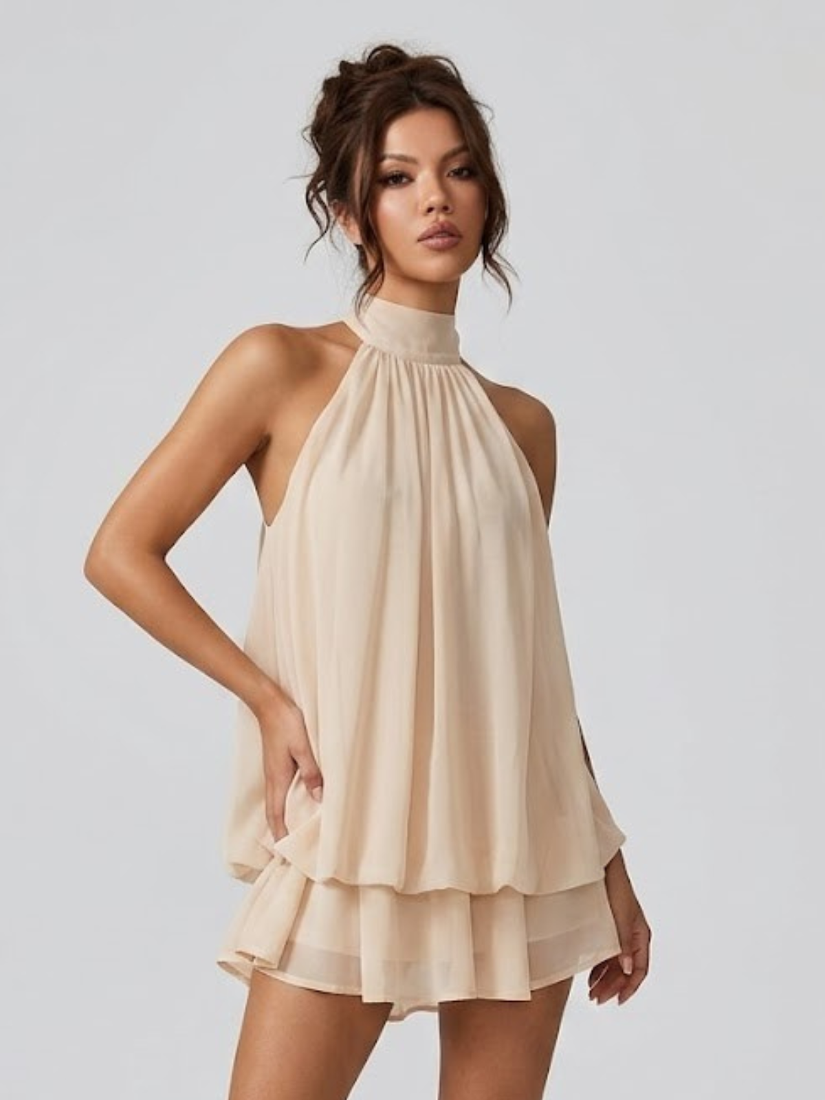 Robe courte, col montant, dos nu halter, volants étagés.
