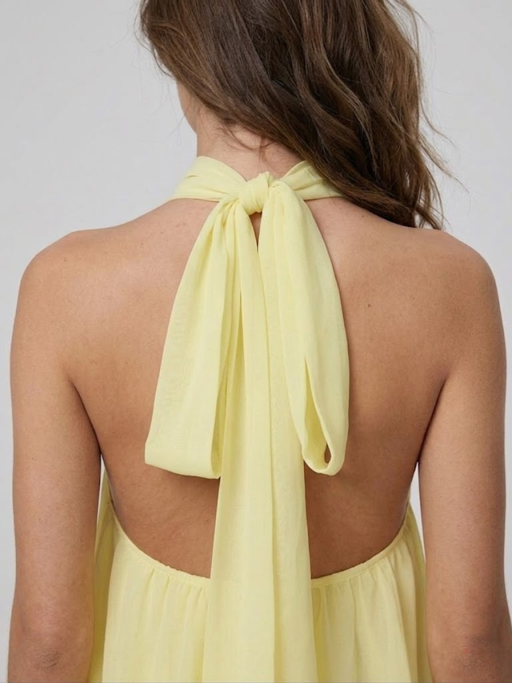 Robe courte halter dos nu à volants étagés.