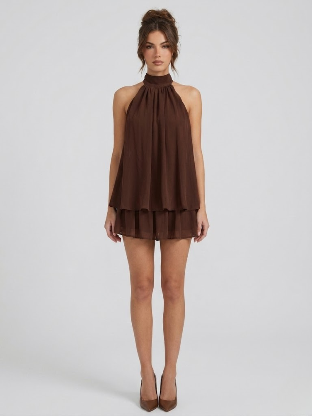 Robe courte, col montant halter, dos nu, volants étagés.