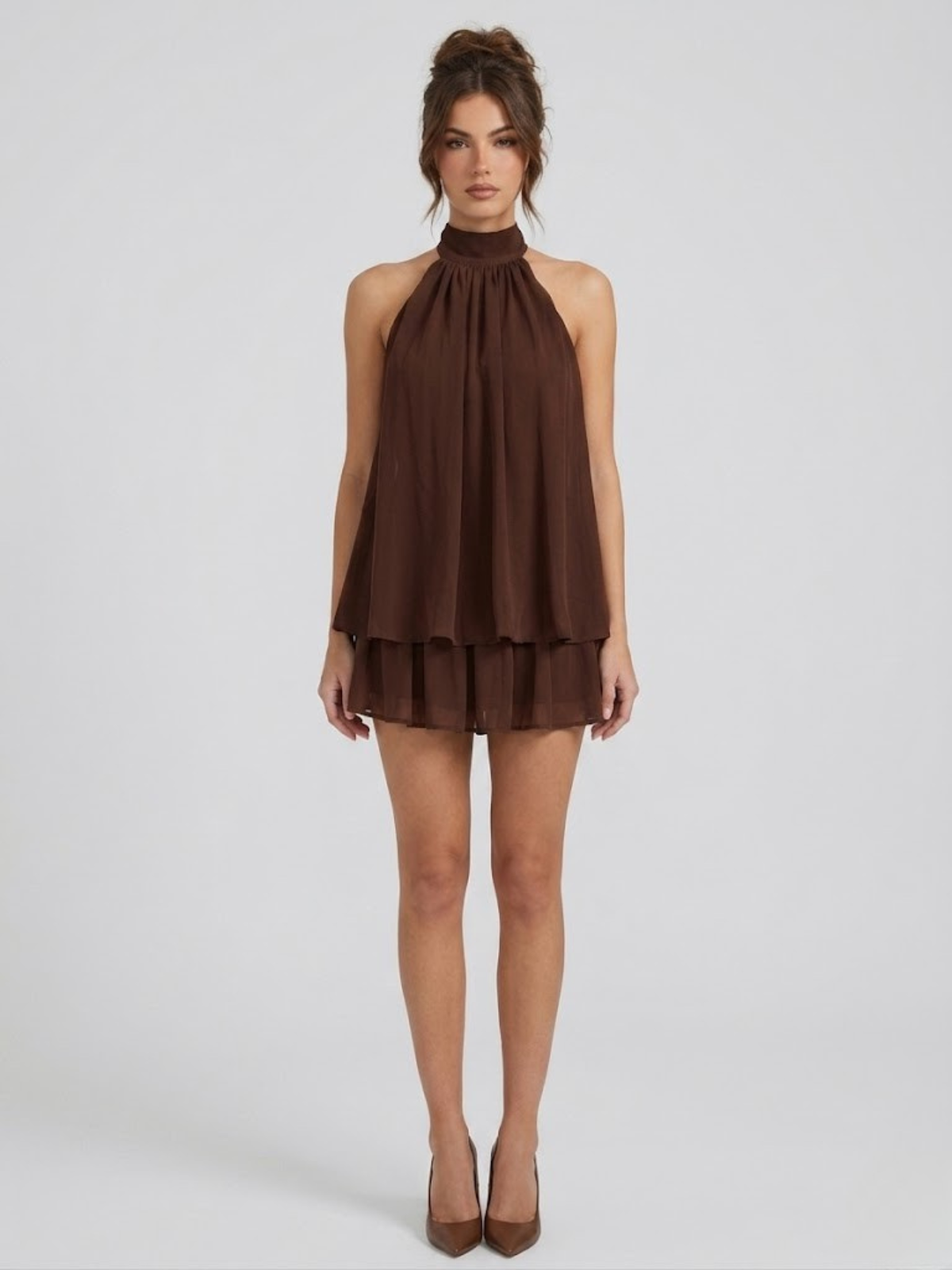 Robe courte, col montant halter, dos nu, volants étagés.