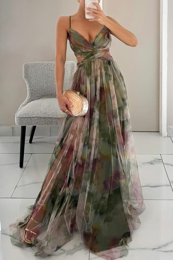 Longue robe fluide multicolore, bretelles fines, décolleté V.
