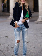 Blazer ajusté en velours noir pour femme, avec boutons décoratifs et coupe cintrée.