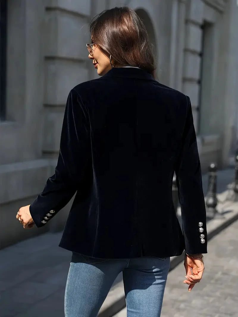 Blazer ajusté en velours noir pour femme, avec boutons décoratifs modernes et coupe classique.