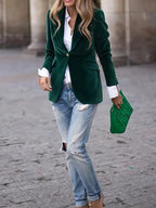 Blazer ajusté en velours vert pour femme, avec boutons décoratifs modernes et coupe cintrée.