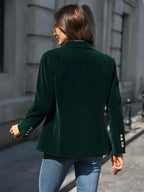 Blazer ajusté en velours vert pour femme, avec boutons décoratifs modernes et coupe élégante.