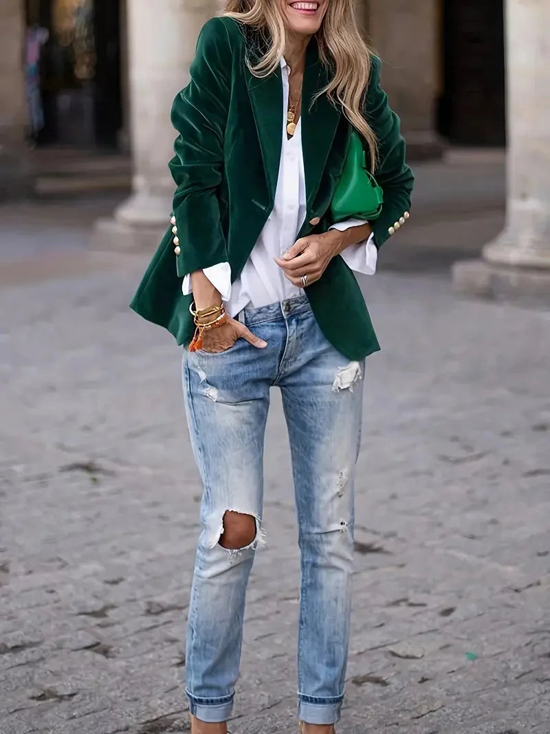 Blazer ajusté en velours vert pour femme, avec boutons décoratifs modernes et coupe cintrée.