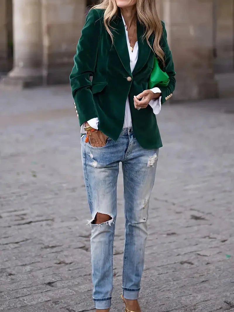 Blazer ajusté en velours vert pour femme, avec boutons décoratifs modernes et coupe cintrée.