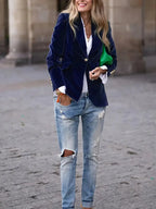 Blazer ajusté en velours bleu marine pour femme, avec boutons décoratifs et coupe cintrée.