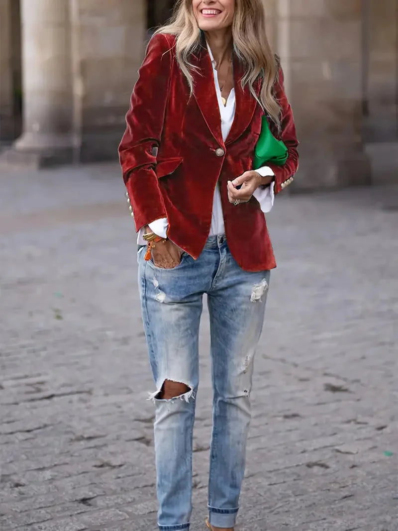 Blazer ajusté en velours rouge pour femme, avec boutons décoratifs modernes et coupe cintrée.