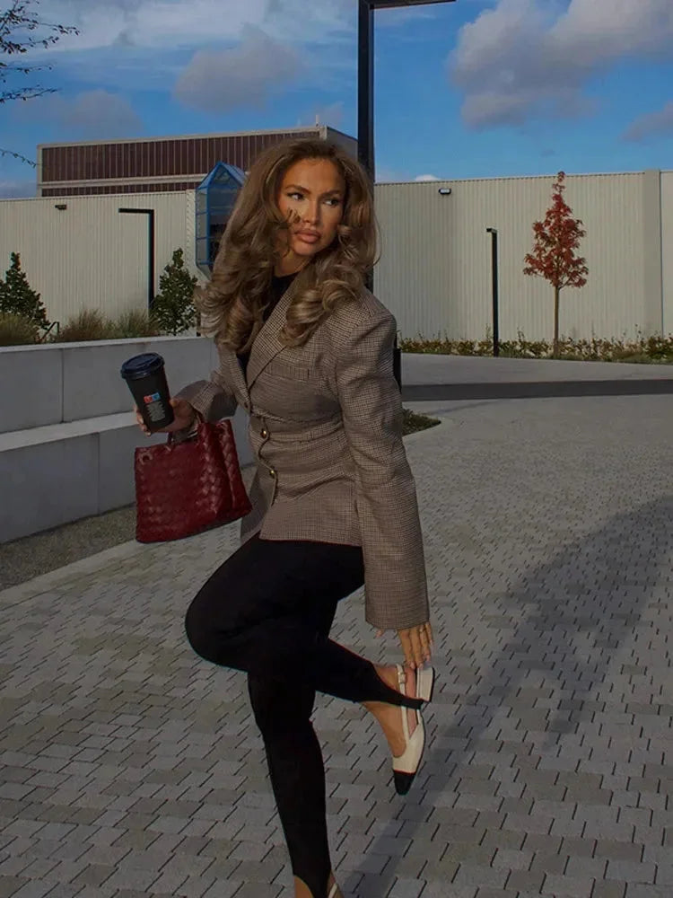 Eleganter Blazer à carreaux für Frauen, aus hochwertigem Stoff, mit goldenen Knöpfen und klassischem Schnitt.