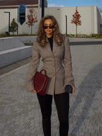 Blazer à carreaux für Frauen aus hochwertigem Stoff, mit eleganten goldenen Knöpfen und einem modernen Schnitt.