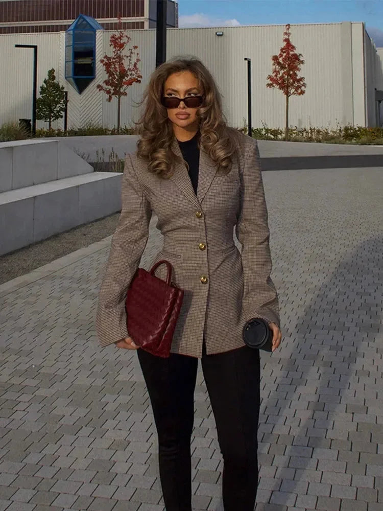 Blazer à carreaux für Frauen aus hochwertigem Stoff, mit eleganten goldenen Knöpfen und einem modernen Schnitt.