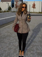 Karierter Damenblazer aus hochwertigem Stoff mit eleganten goldenen Knöpfen und modernem Schnitt für vielseitige Outfits.