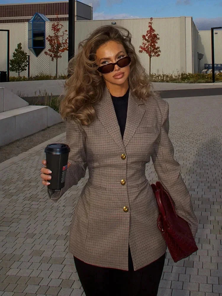 Blazer à carreaux für Frauen aus hochwertigem Stoff mit eleganten goldenen Knöpfen und klassischem Schnitt.
