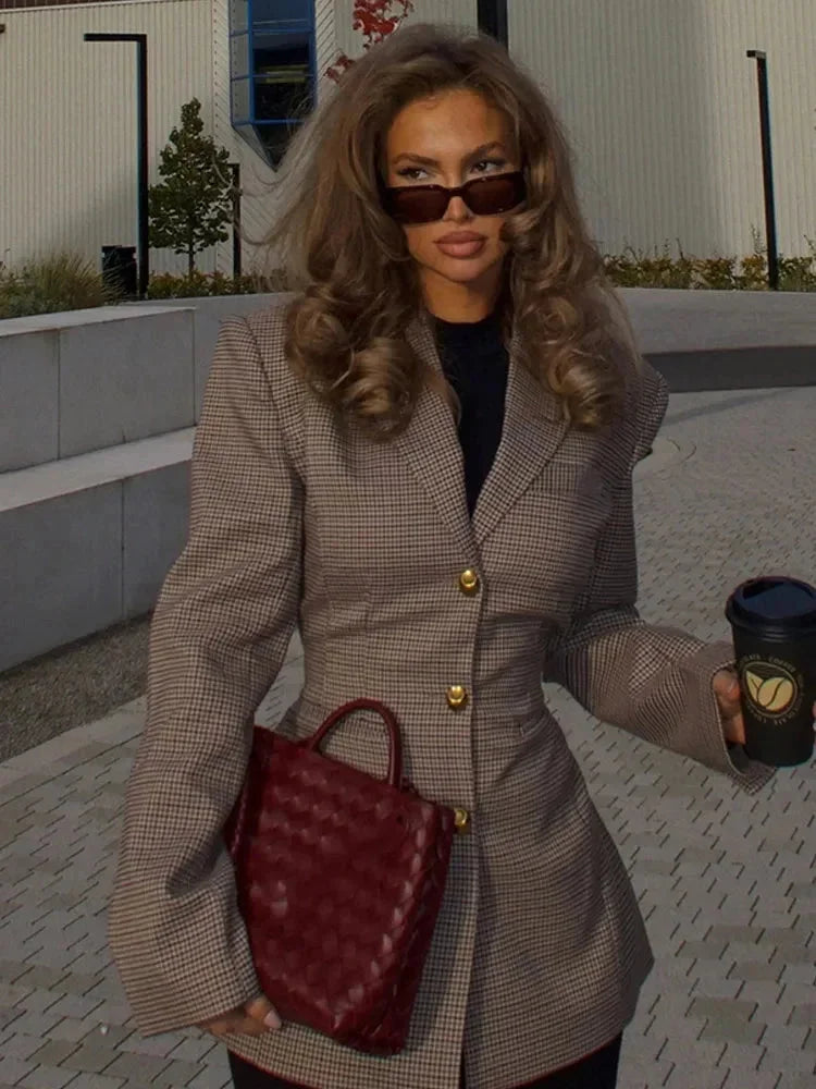 Eleganter Blazer à carreaux für Frauen, aus weichem Stoff mit goldfarbenen Knöpfen und klassischem Reversdesign.