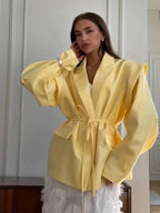 Brauner Blazer für Frauen mit Schnürung, gepolsterten Schultern und elegantem Schnitt aus leichtem, atmungsaktivem Stoff.