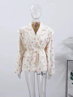 Blazer für Damen mit Lacing, angesagten Schulterpolstern und leichtem Stoff, ideal für stylische Outfits.