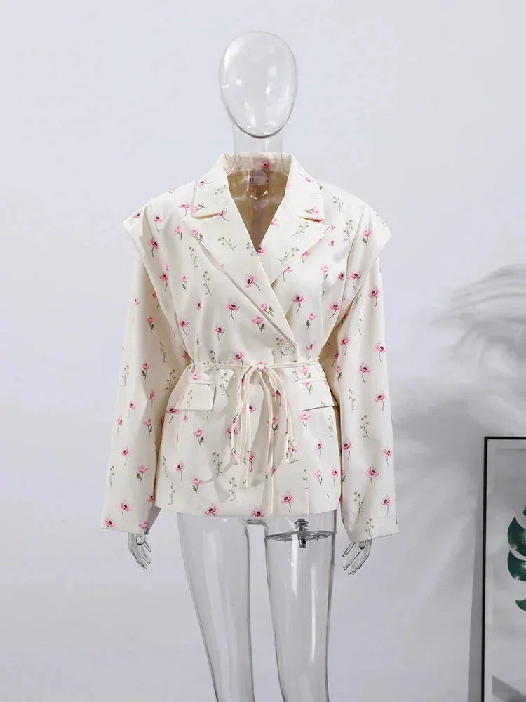 Blazer für Damen mit Lacing, angesagten Schulterpolstern und leichtem Stoff, ideal für stylische Outfits.