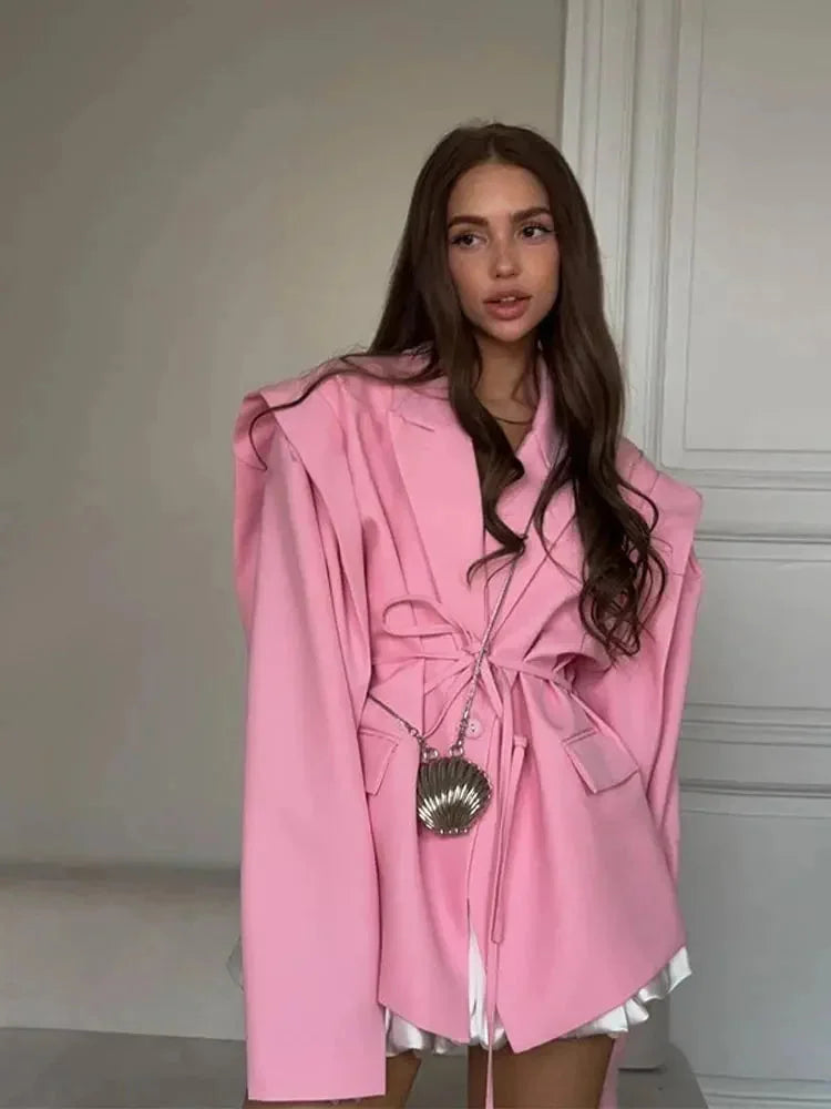 Blazer für Damen mit trendigem Schnürdetail, eleganten Schulterpolstern und strapazierfähigem Material in klassischer…