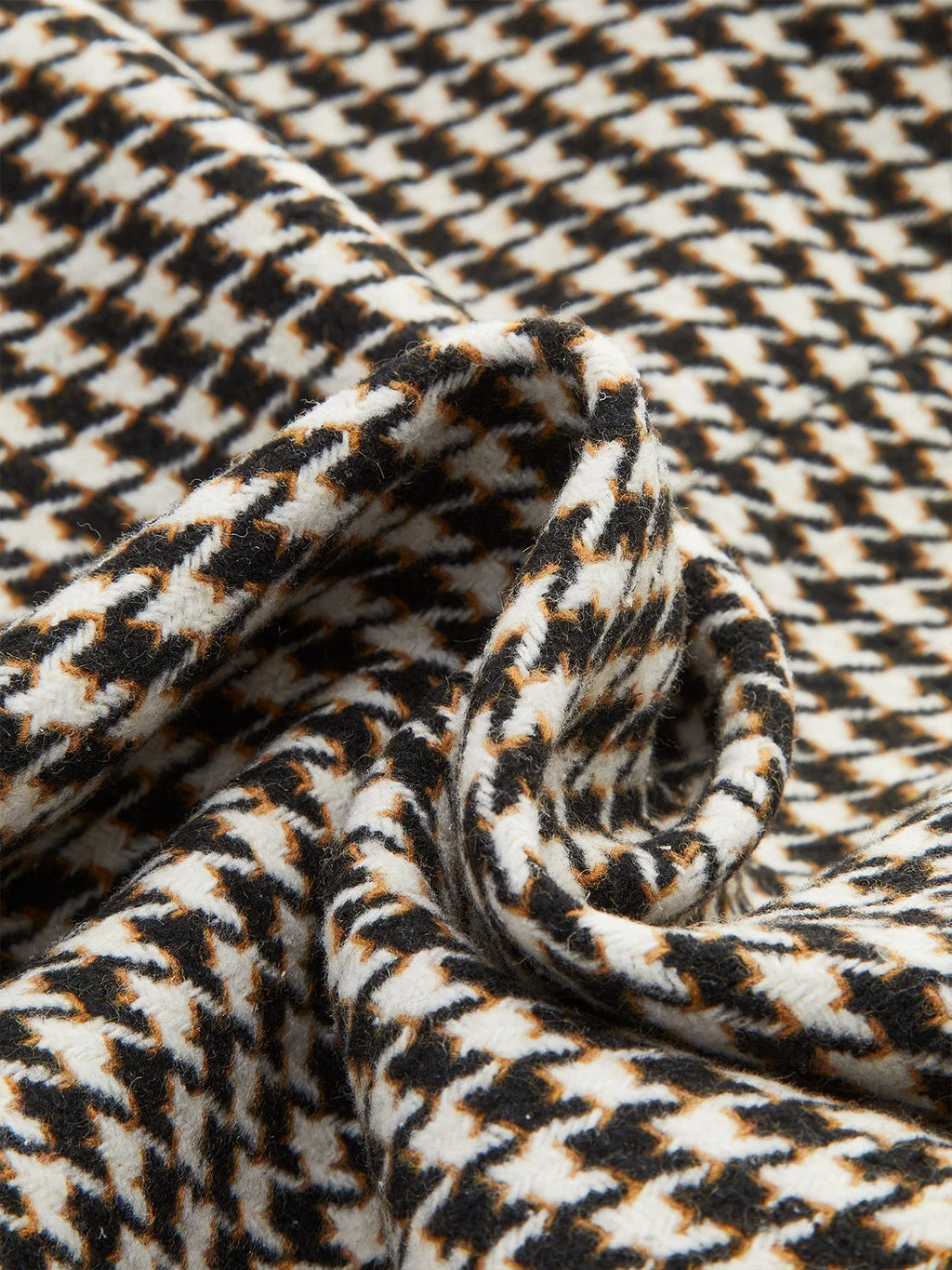 Blazer femme pied-de-poule noir, coupe cintrée, ceinture à la taille et fente au dos.