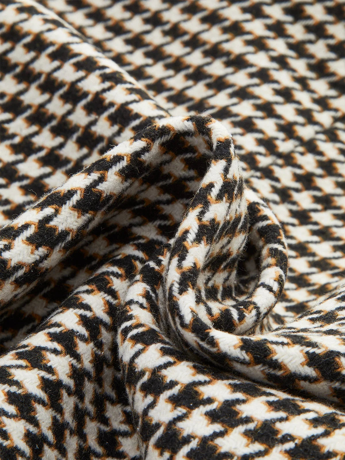 Blazer femme pied-de-poule noir, coupe cintrée, ceinture à la taille et fente au dos.