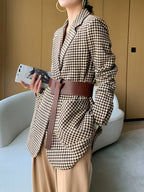 Blazer femme marron en pied-de-poule, ceinture, fente latérale, coupe ajustée.