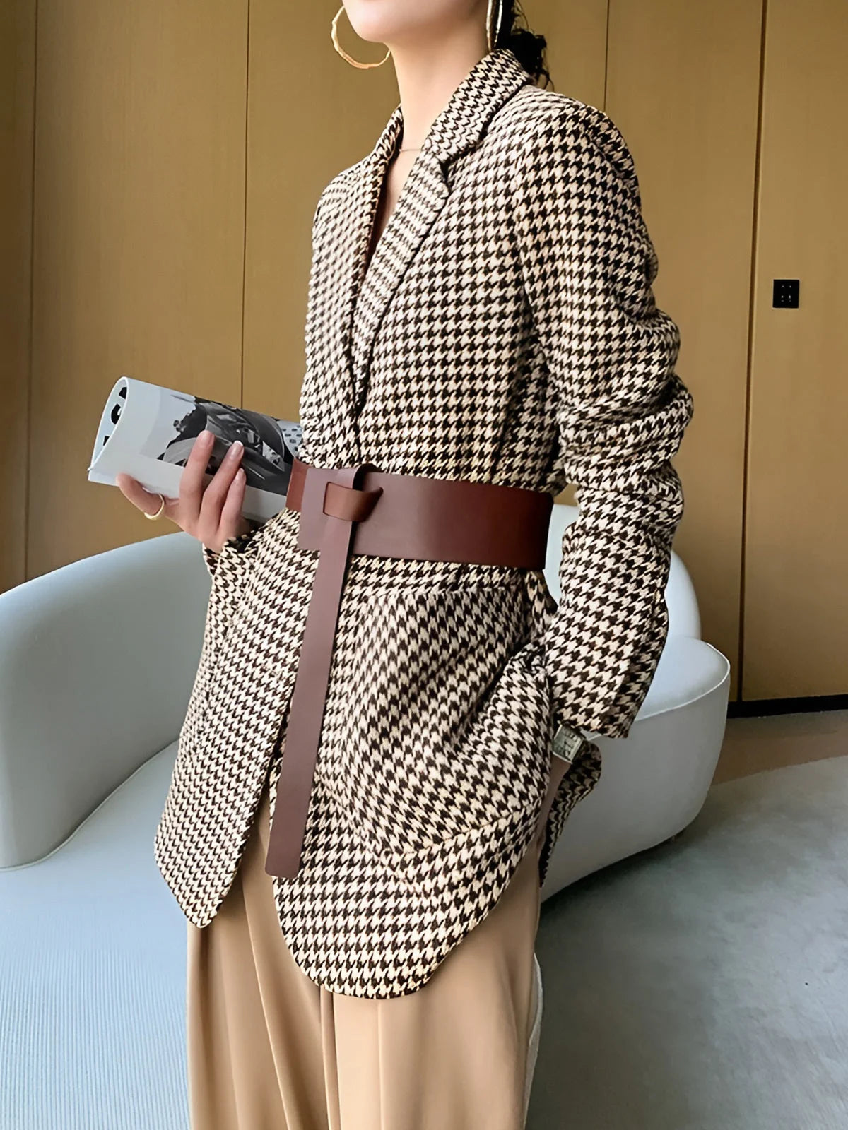 Blazer femme marron en pied-de-poule, ceinture, fente latérale, coupe ajustée.