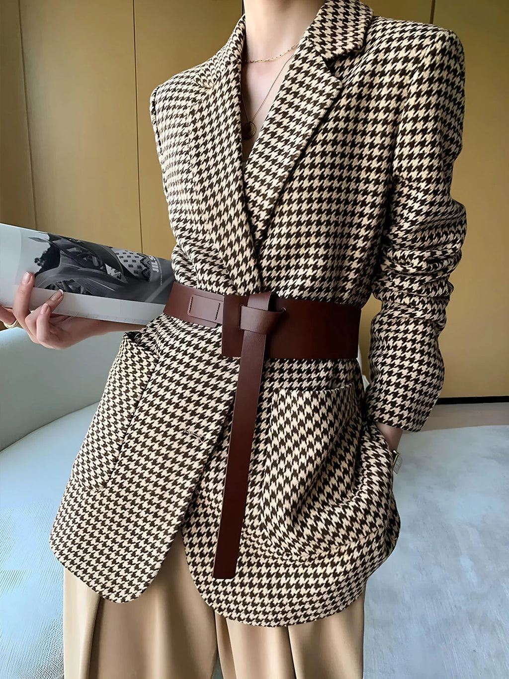 Blazer femme marron pied-de-poule avec ceinture et fente, coupe ajustée.