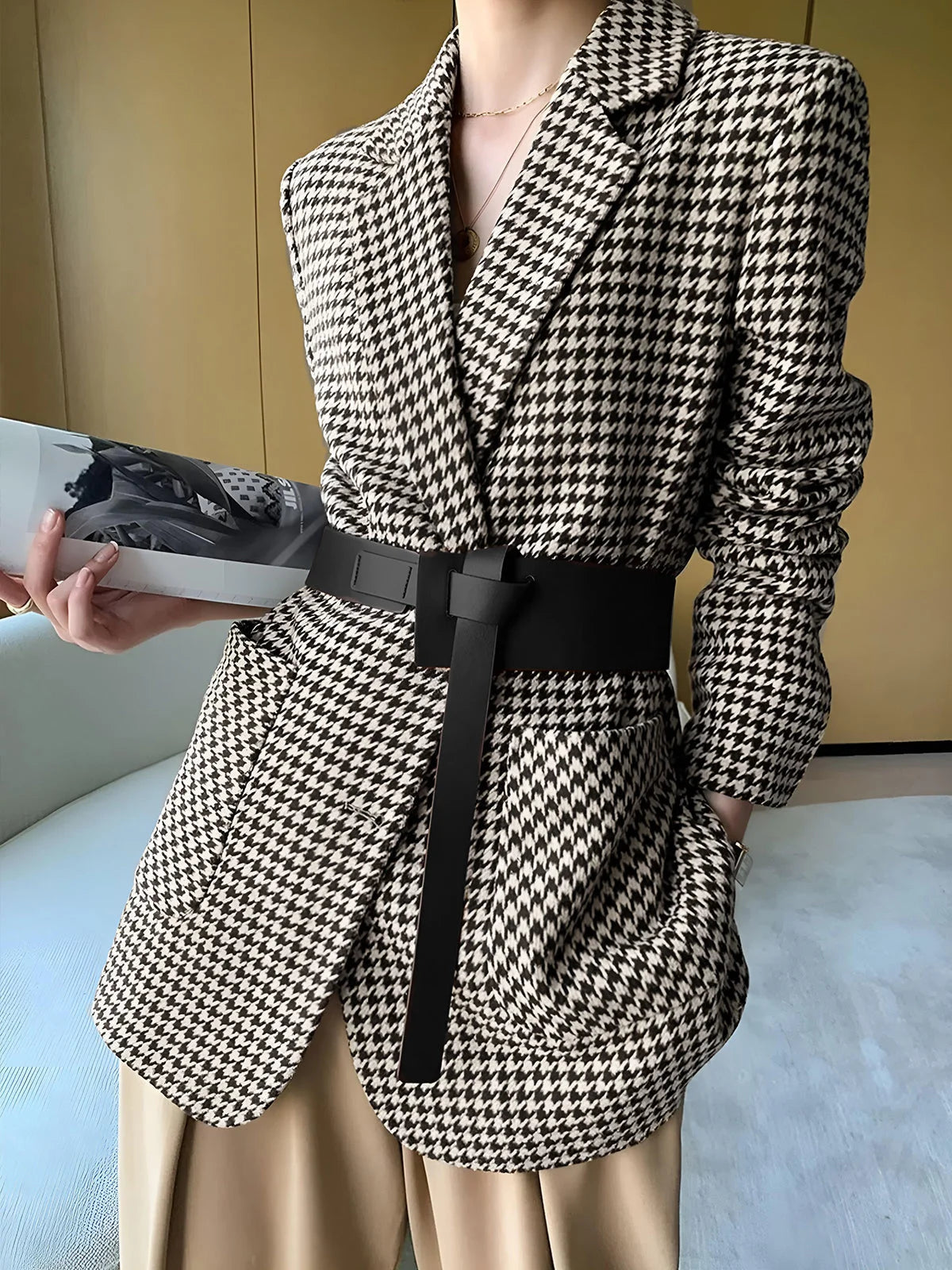 Blazer femme pied-de-poule noir, ceinture à la taille et fente latérale, en mélange de coton.