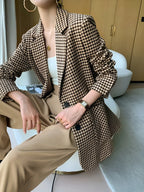 Blazer femme marron pied-de-poule avec ceinture et fente, en tissu doux.