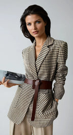 Blazer femme marron pied-de-poule avec ceinture et fente, coupe ajustée.