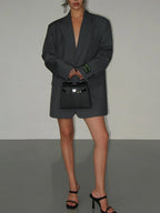 Oversize Damenblazer aus leichtem Stoff mit auffälligen Knöpfen und klassischem Schnitt für vielseitige Looks.