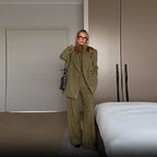 Ensemble blazer vert pour femme avec épaulettes, accompagné d'un pantalon à jambes droites en tissu doux.