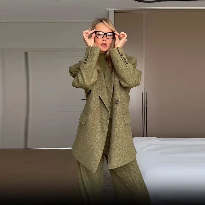 Ensemble blazer vert pour femme avec épaules rembourrées et pantalon à jambes droites, en tissu respirant.