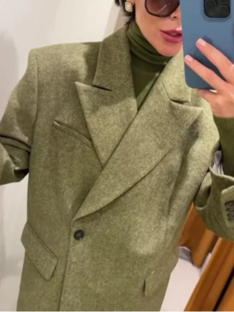 Ensemble blazer vert pour femme avec épaulettes et pantalon à jambes droites en tissu doux.