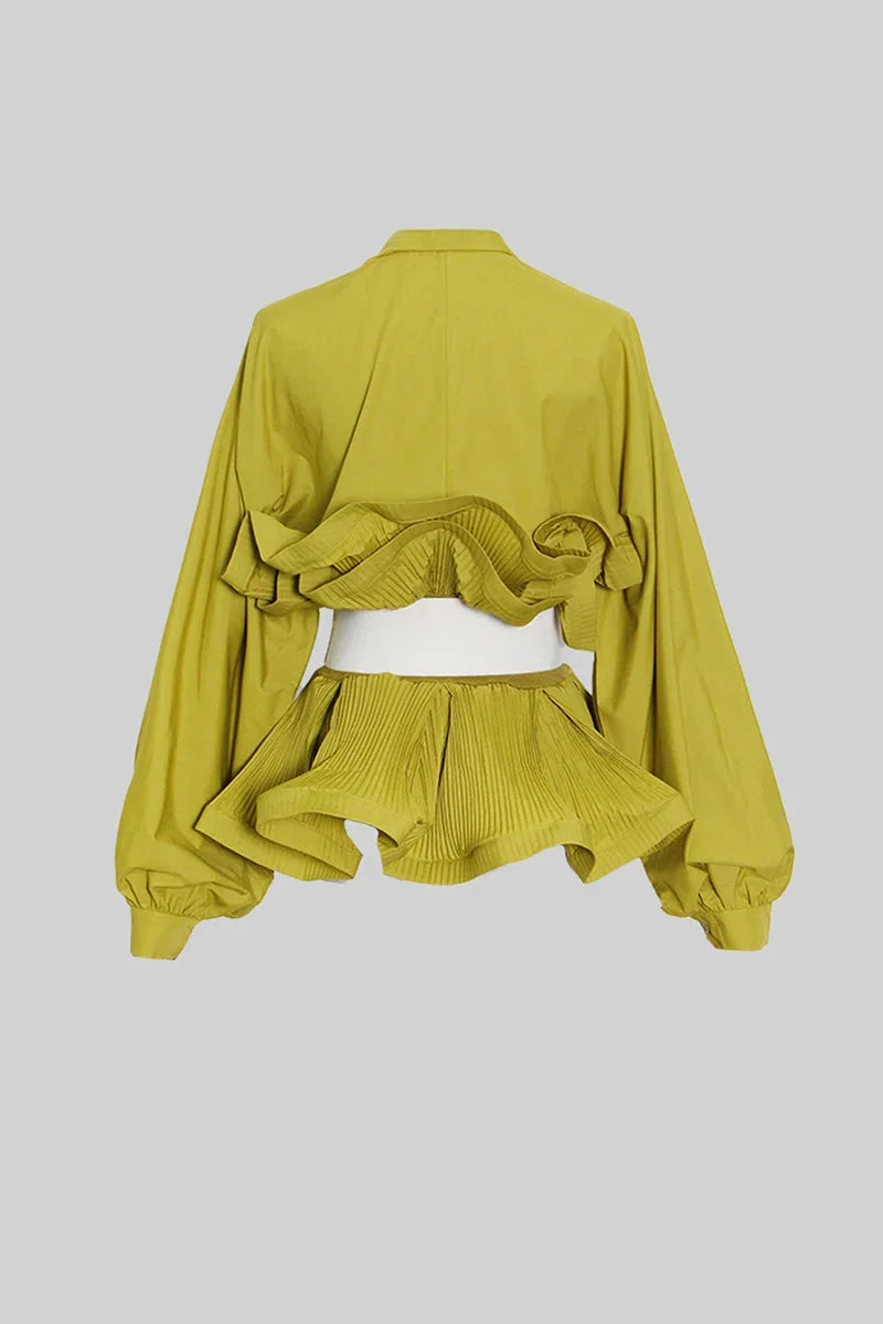 Blouse femme à volants, manches volumineuses, en coton léger, adaptée pour des occasions décontractées.