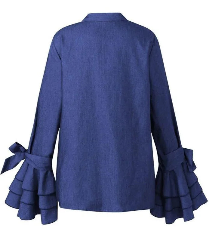 Blouse blanche femme avec manches volantées, en tissu léger, coupe élégante et détails féminins.